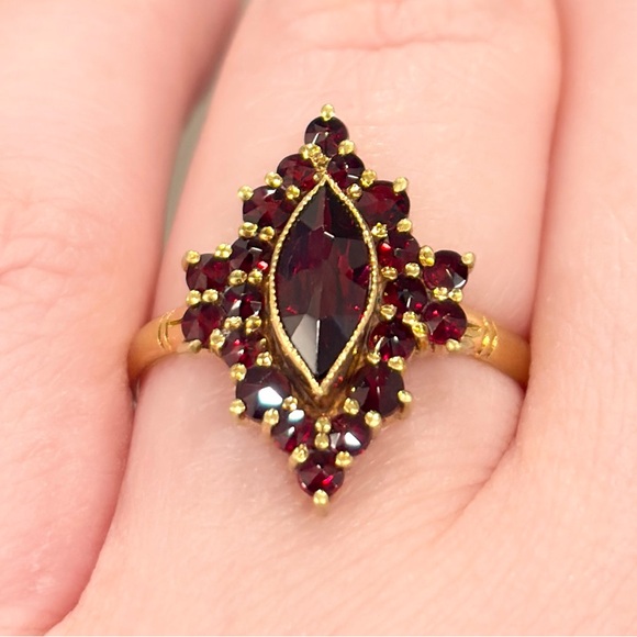 Vintage Bohemian Garnet Cluster Ring: 18K Yellow Gold, Size 8 - Picture 1 of 11